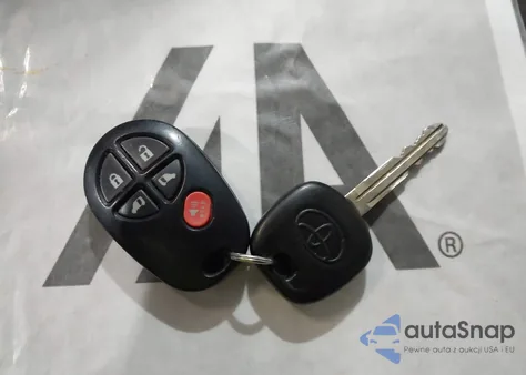 2012 Toyota Sienna Le V6 8 Passenger z USA, uszkodzony, nr VIN 5TDKK3DC1CS253502